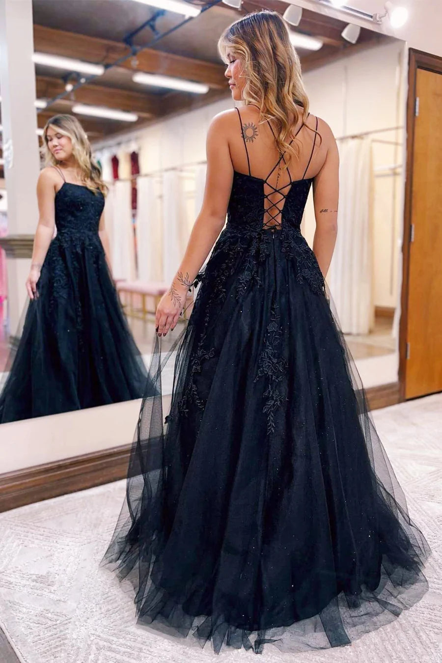 Vestido de fiesta con apliques en forma de A y espalda con cordones